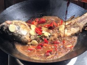 15分钟后打开锅盖，放入红椒，淋入生抽拌匀，收汁