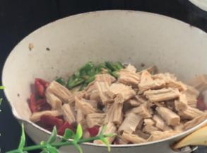 加入红椒和腐竹，炒匀至入味