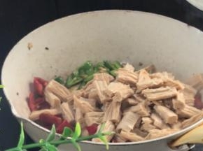 加入红椒和腐竹，炒匀至入味