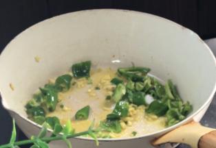 放入青椒炒匀，加盐炒入味