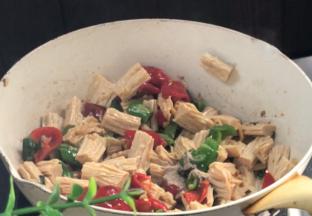 加入胡椒粉，炒匀