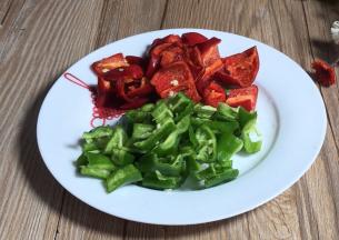 青红辣椒洗净，去蒂去籽后切成小块备用