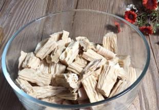 泡发好的腐竹洗净，沥水备用