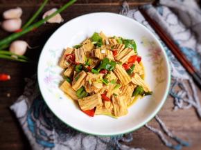 一道美味的辣椒炒腐竹就做好了