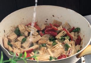 淋入淀粉水勾芡