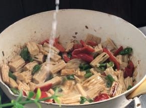 淋入淀粉水勾芡