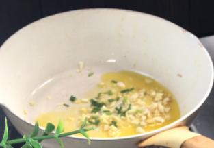 起锅热油，放入葱姜蒜炒香