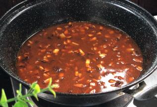 加入适量清水，加入姜蒜拌匀