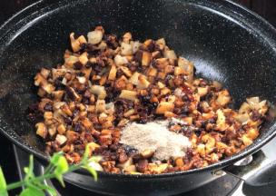 加入胡椒粉炒匀