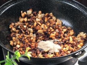 加入胡椒粉炒匀