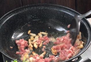 加入瘦肉煸炒至断生