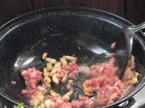 加入瘦肉煸炒至断生