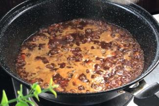 煮沸后转小火，盖上锅盖焖煮15分钟