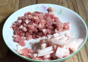 将肥瘦肉分别切成小丁，备用