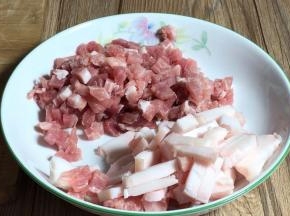 将肥瘦肉分别切成小丁，备用