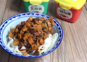 舀一勺放入装好碗的手工面上面