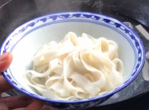 老抽装入面碗中，备用