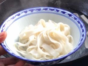 老抽装入面碗中，备用