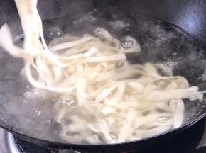 焖煮酱料的期间，我们来煮面，将手工面放入开水锅中煮熟