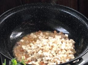 加入豆干，炒至表面微黄