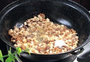 加盐，炒至入味