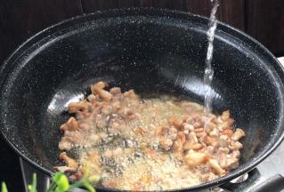 加入料酒，炒香