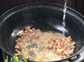加入料酒，炒香