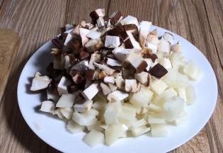 莲藕去皮洗净，切成小丁，香菇切成小丁备用