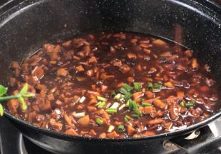 打开锅盖，放入葱花，拌匀