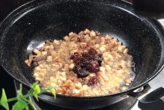 加入所有的酱，炒匀