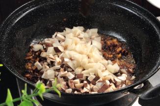 加入莲藕和香菇，炒匀