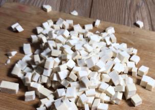 豆干切成小丁备用