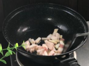 起锅热油，放入肥肉煸炒出油