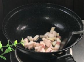 起锅热油，放入肥肉煸炒出油