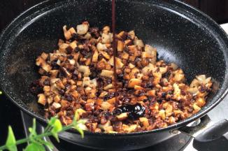 加入老抽、生抽、蚝油