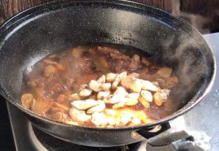 30分钟后，加入菱角、盐、胡椒粉拌匀，改中火烧10分钟