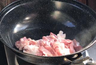 起锅，放入猪肉，煸炒出油