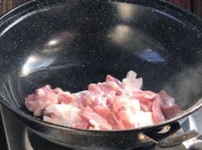 起锅，放入猪肉，煸炒出油