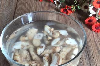 菱角洗净，沥水备用