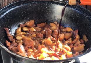 10分钟后，汤汁浓稠，加入生抽和味精拌匀