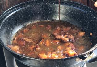 加入适量清水，加入香醋，煮沸后转小火