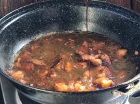加入适量清水，加入香醋，煮沸后转小火