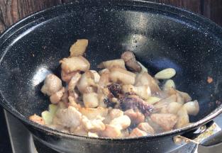 加入老抽，炒匀上色