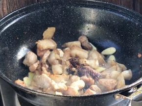 加入老抽，炒匀上色