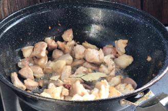 加入八角桂皮和香叶，炒香