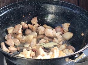 加入八角桂皮和香叶，炒香