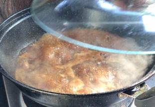 盖上锅盖，炖煮30分钟