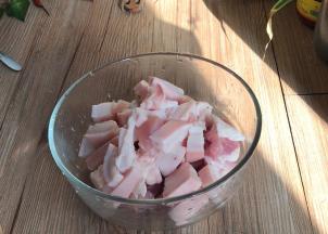 猪肉洗净，切成小块备用