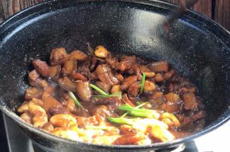 加入香葱，拌匀