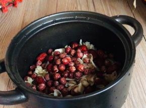 放入砂锅中